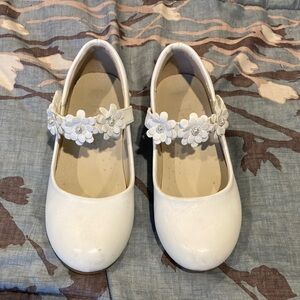Girls white dress shoes with heel size 11
